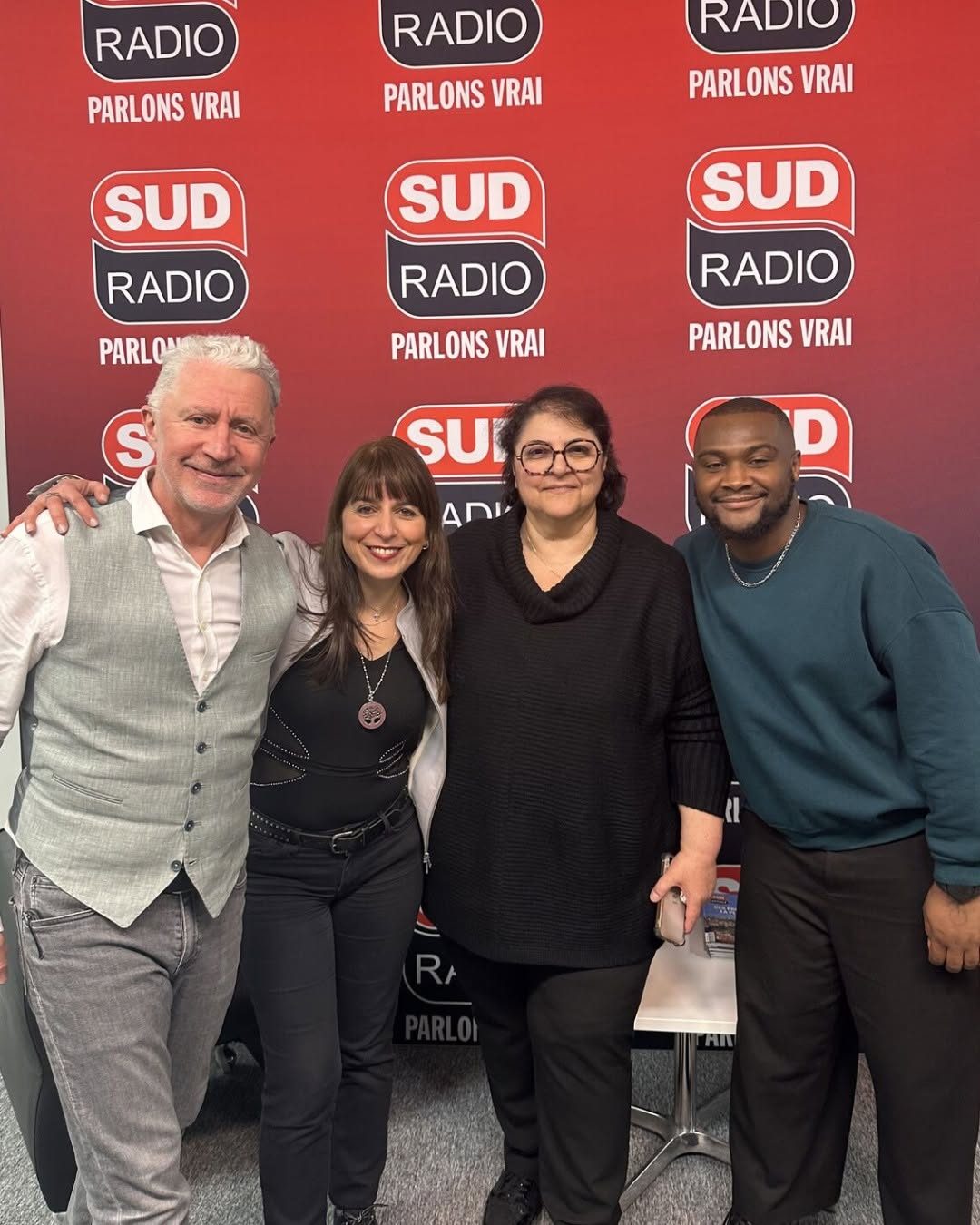 Attachés de presse tourisme sur un plateau radio après une interview