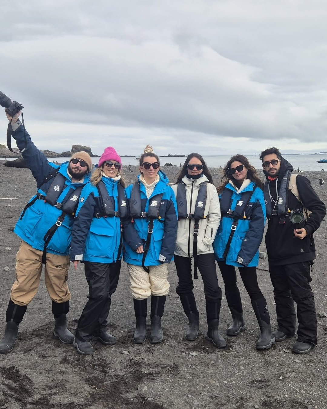 Groupe de créateurs en parkas d'expédition lors d'un blogtrip en Antarctique