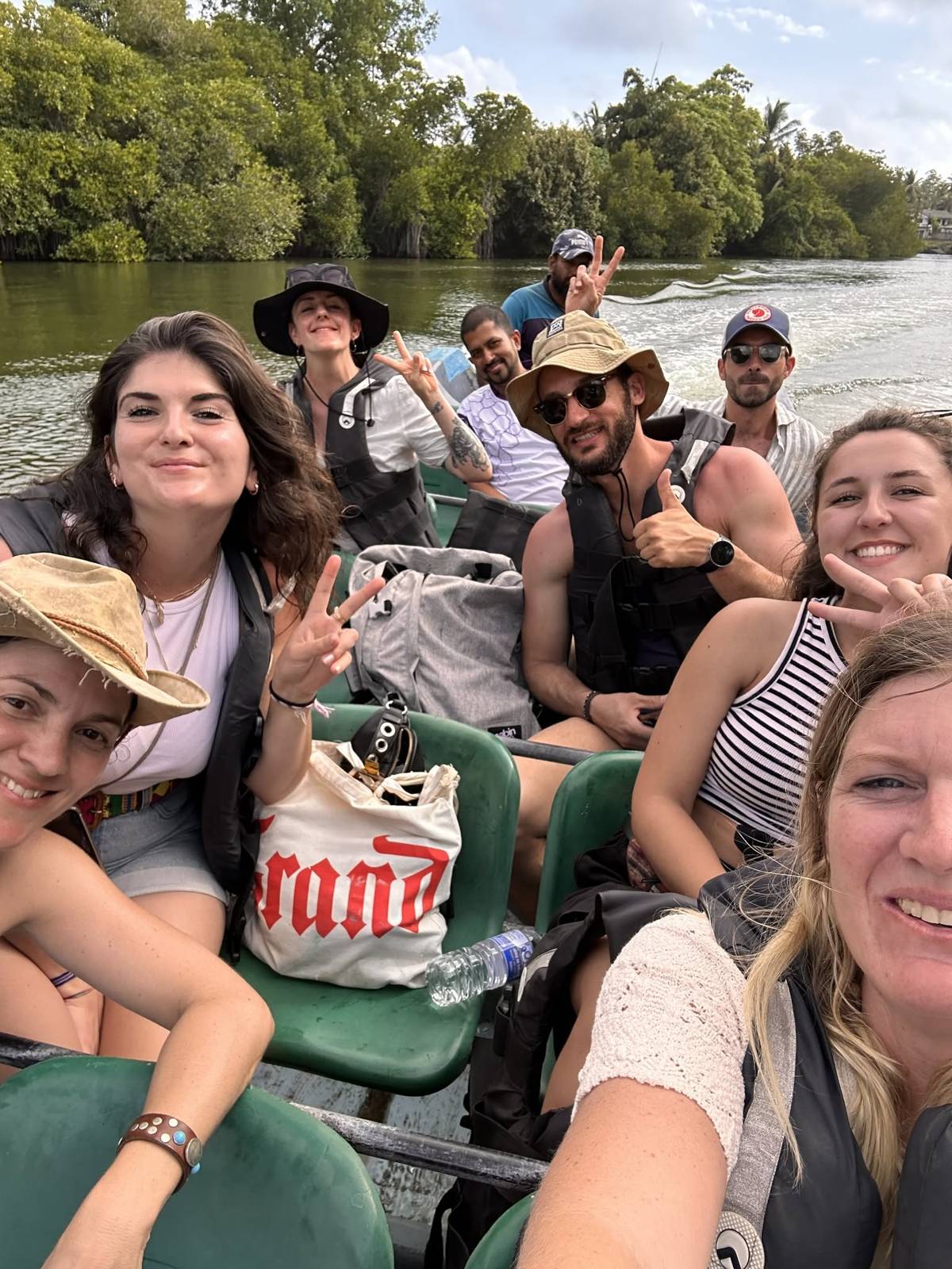 Créateurs de contenu en bateau dans la mangrove pendant un blogtrip tropical
