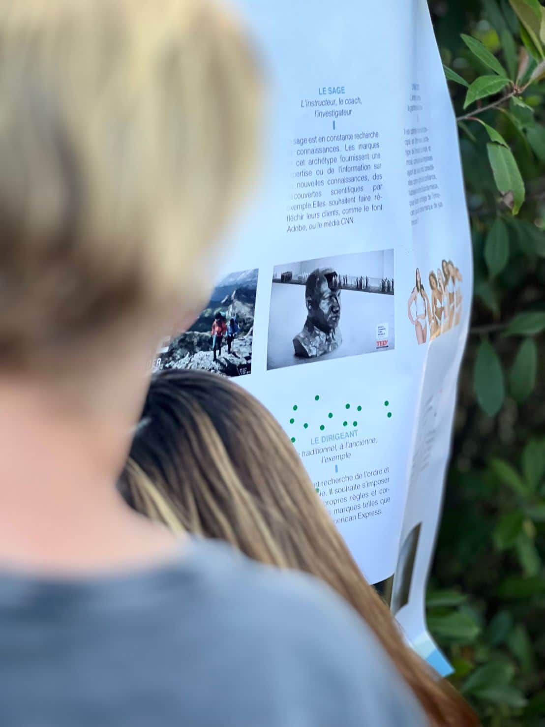 Pages d'une plateforme de marque touristique imprimée, direction artistique de l'agence