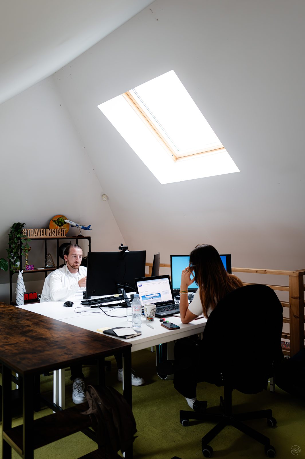 Espace de travail lumineux de l'agence sous les combles