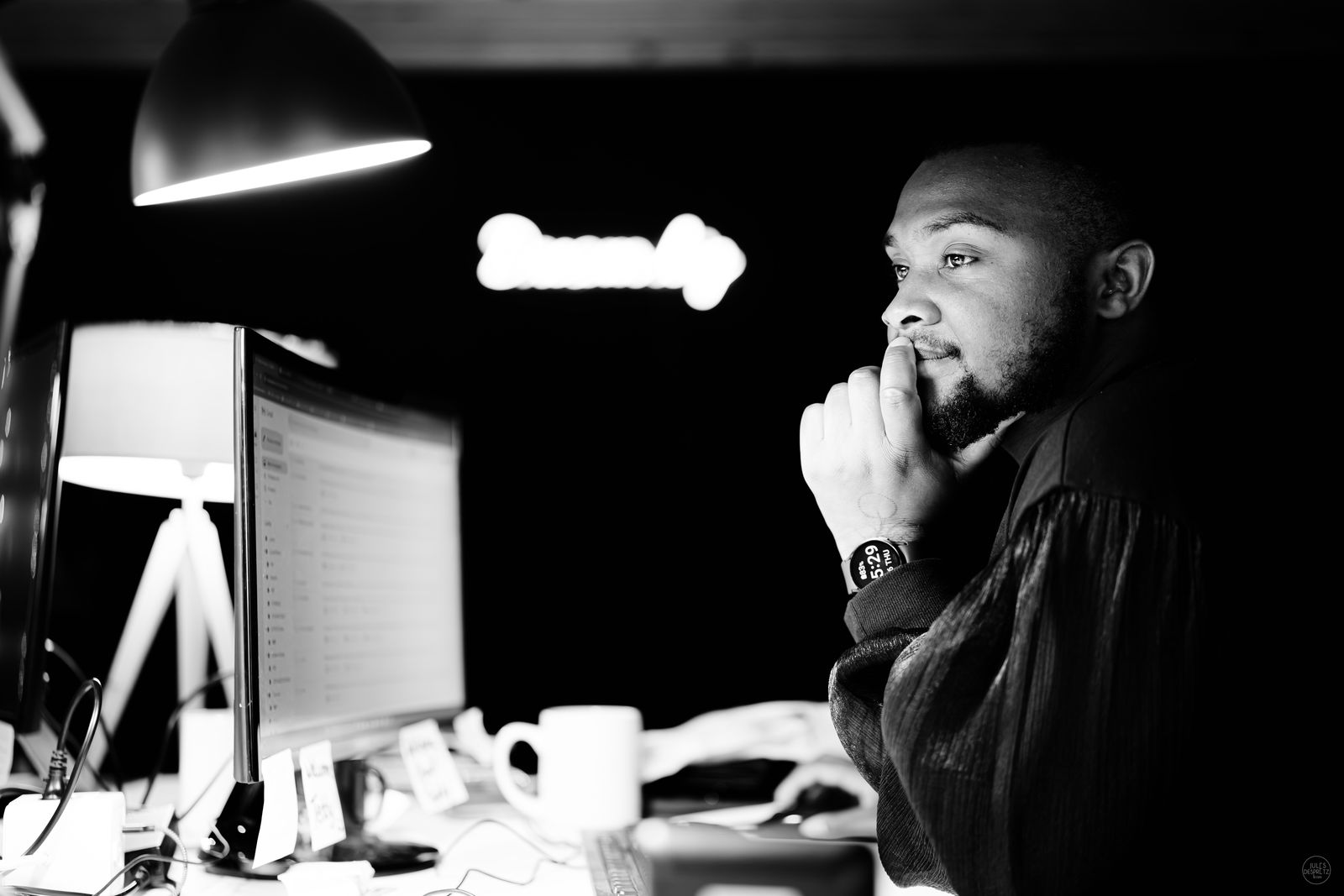 Consultant social media tourisme en veille devant son écran dans les bureaux de l'agence