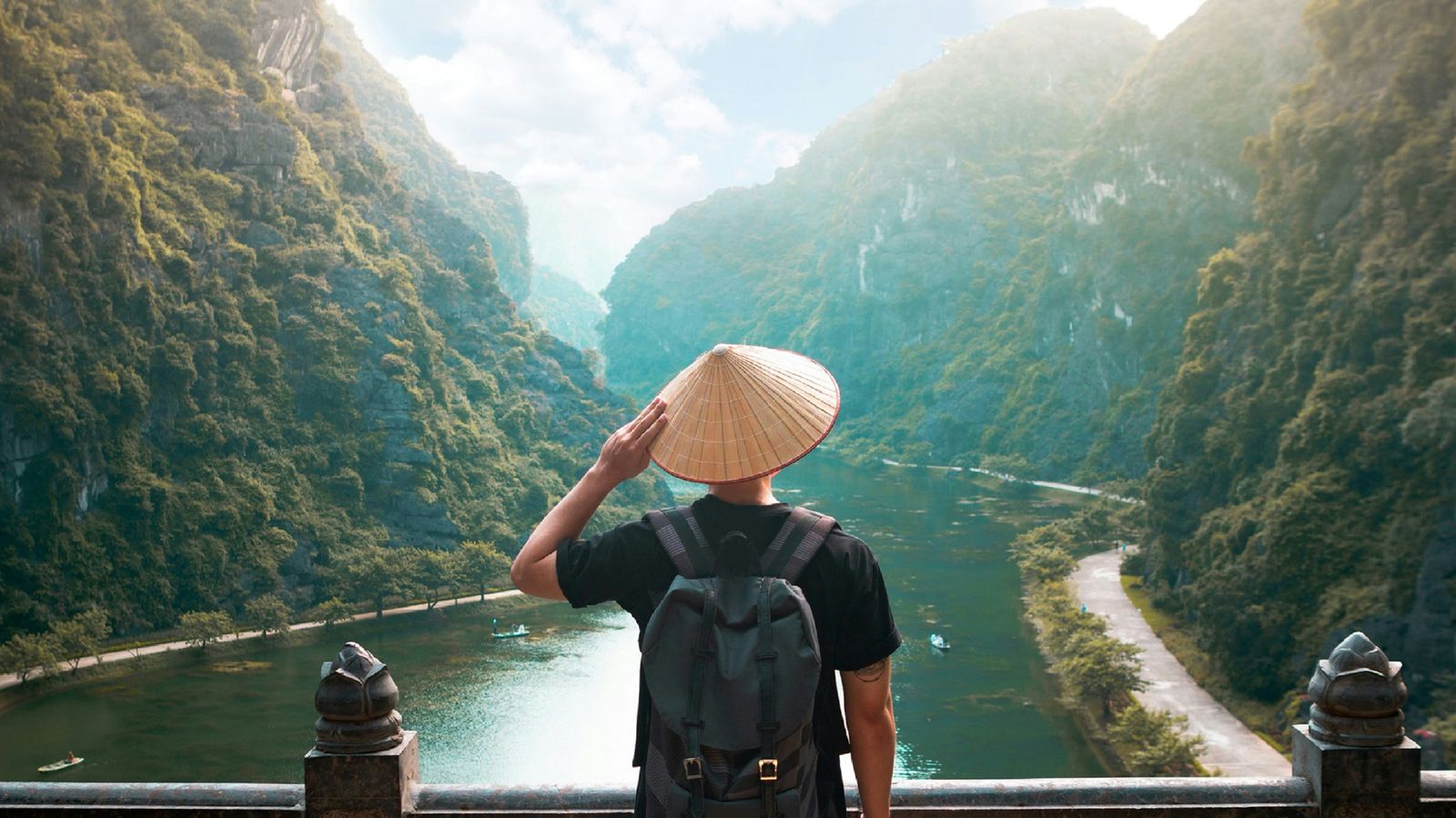 Voyageur sac au dos face à une baie tropicale, univers backpack et petit budget