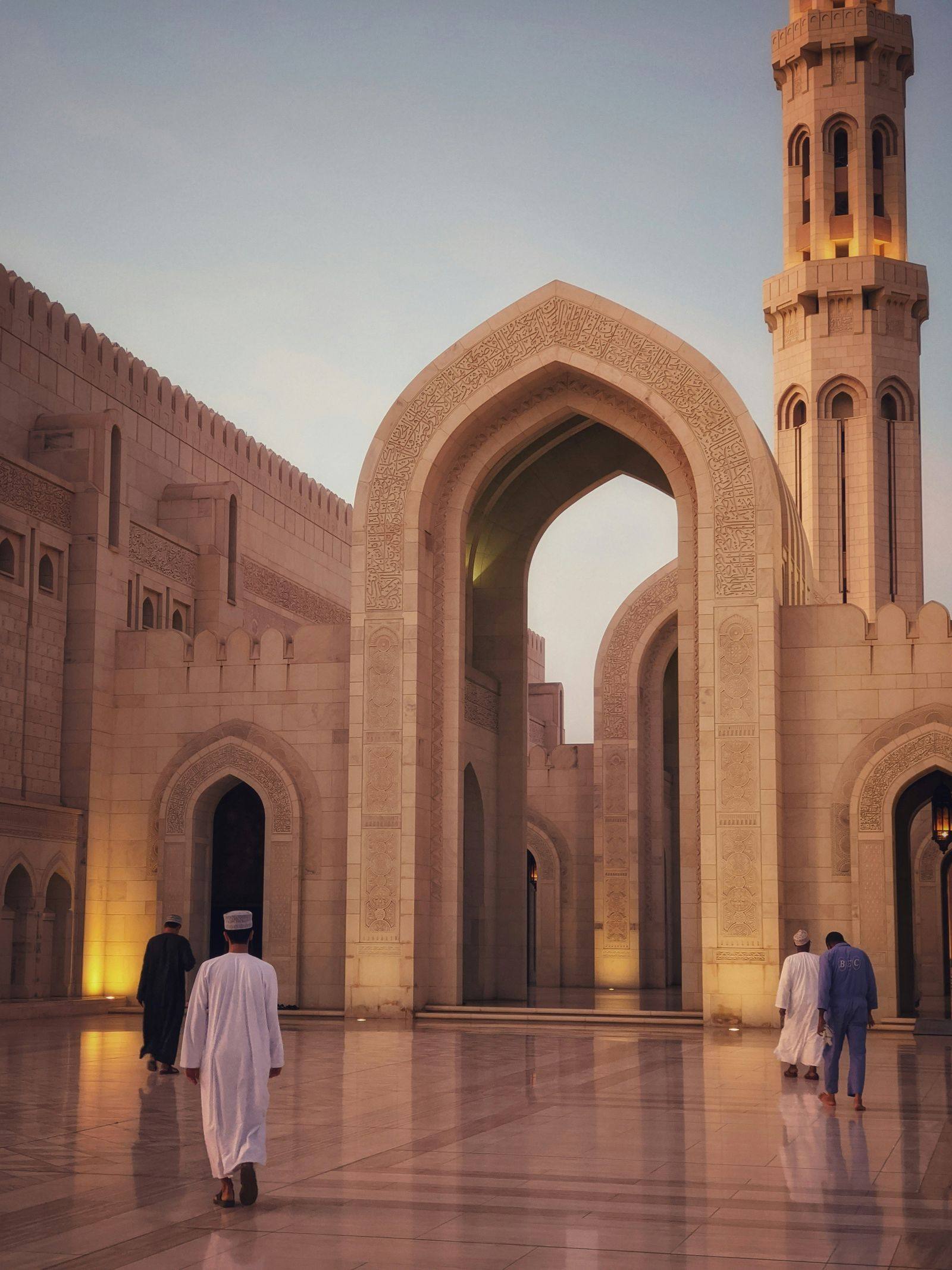 Innenhof der großen Moschee von Maskat im Oman