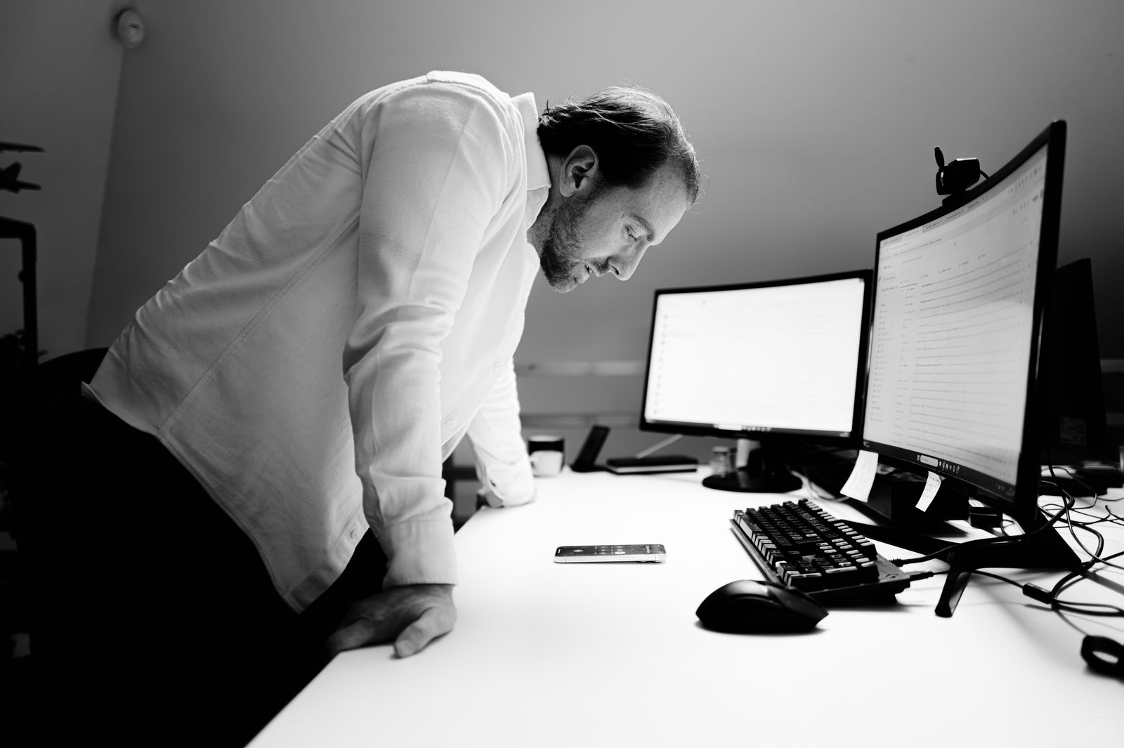 Directeur conseil de l'agence tourisme relisant une recommandation sur double écran