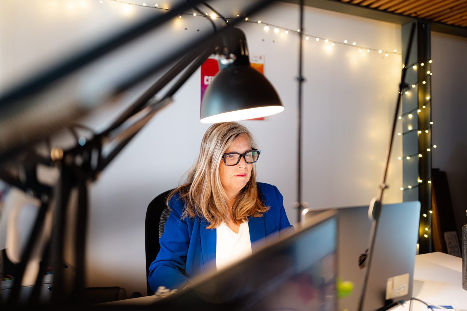 Directrice des relations presse tourisme au travail dans les bureaux de l'agence