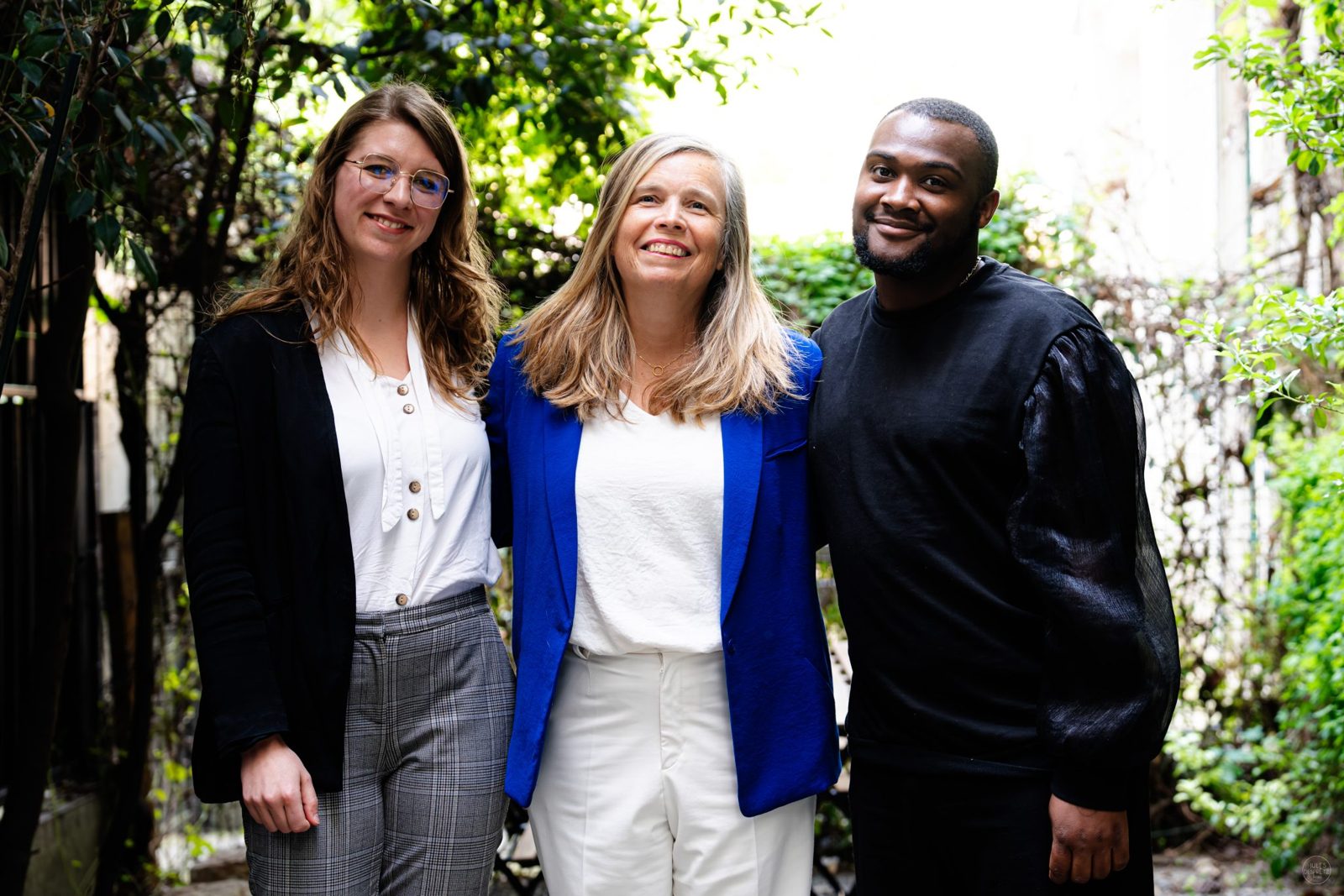 Équipe relations presse tourisme de Travel-Insight dans la cour de l'agence