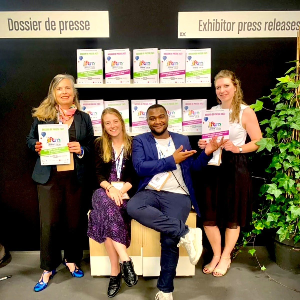 Équipe trade marketing de l'agence sur un salon du tourisme