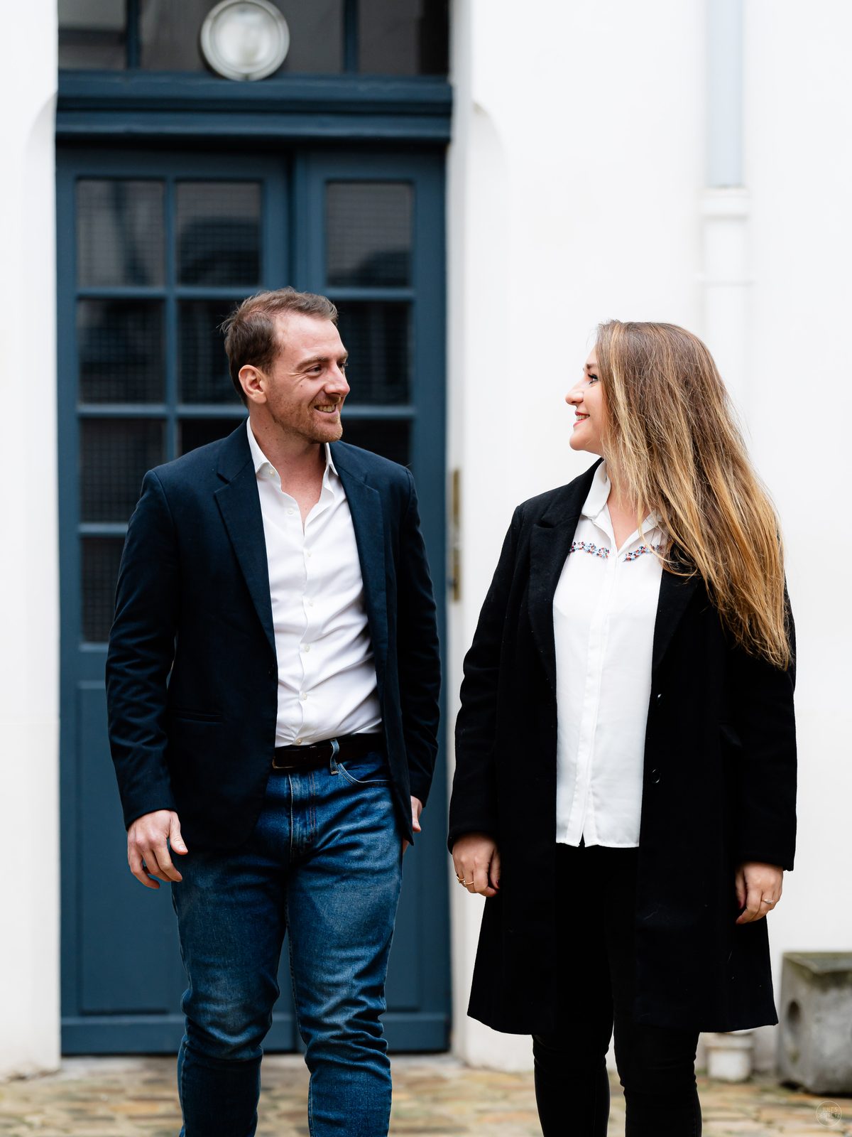 Les fondateurs de Travel-Insight devant les bureaux de l'agence