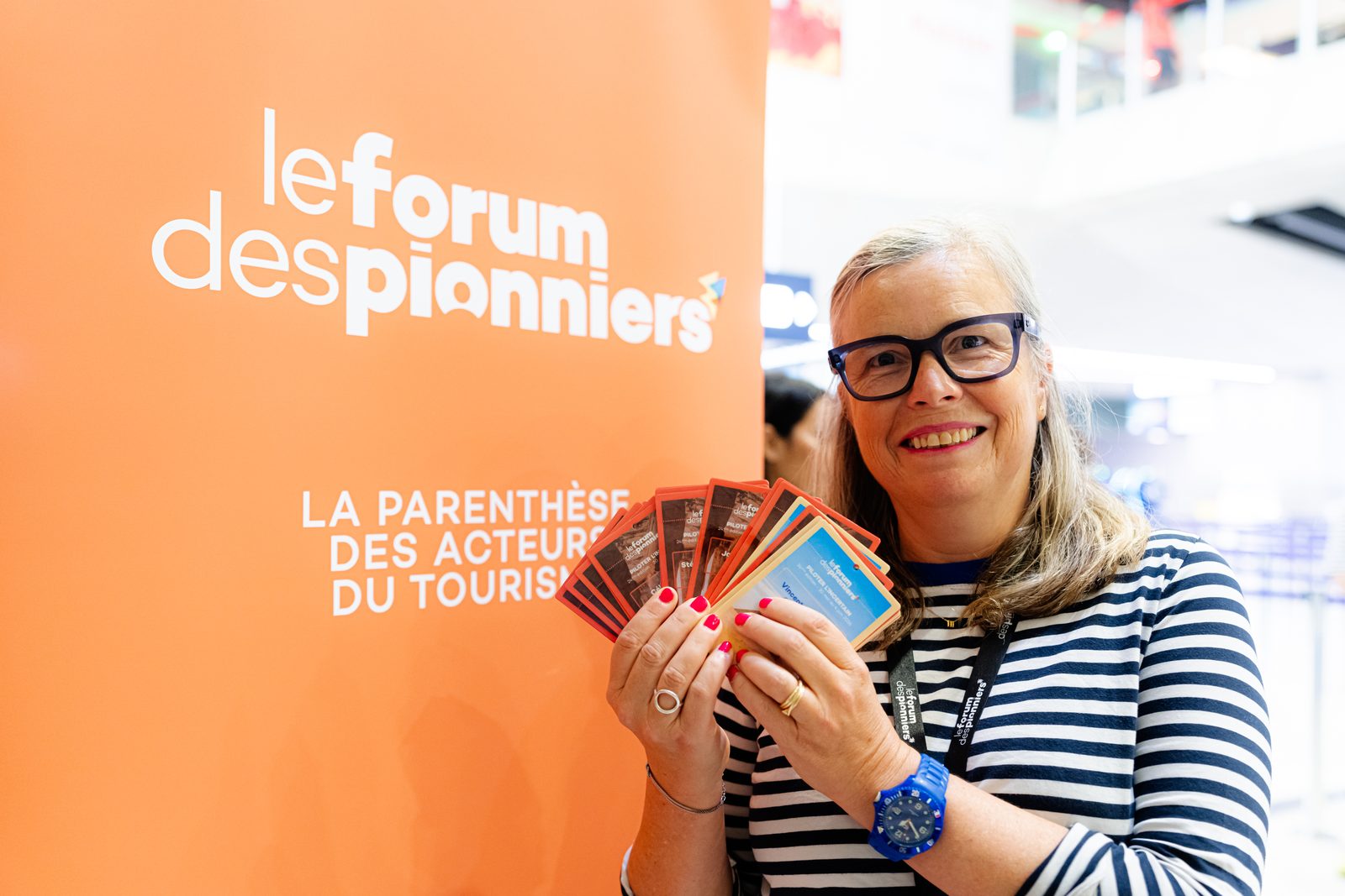 Accueil des participants du Forum des Pionniers devant le kakemono de l'événement