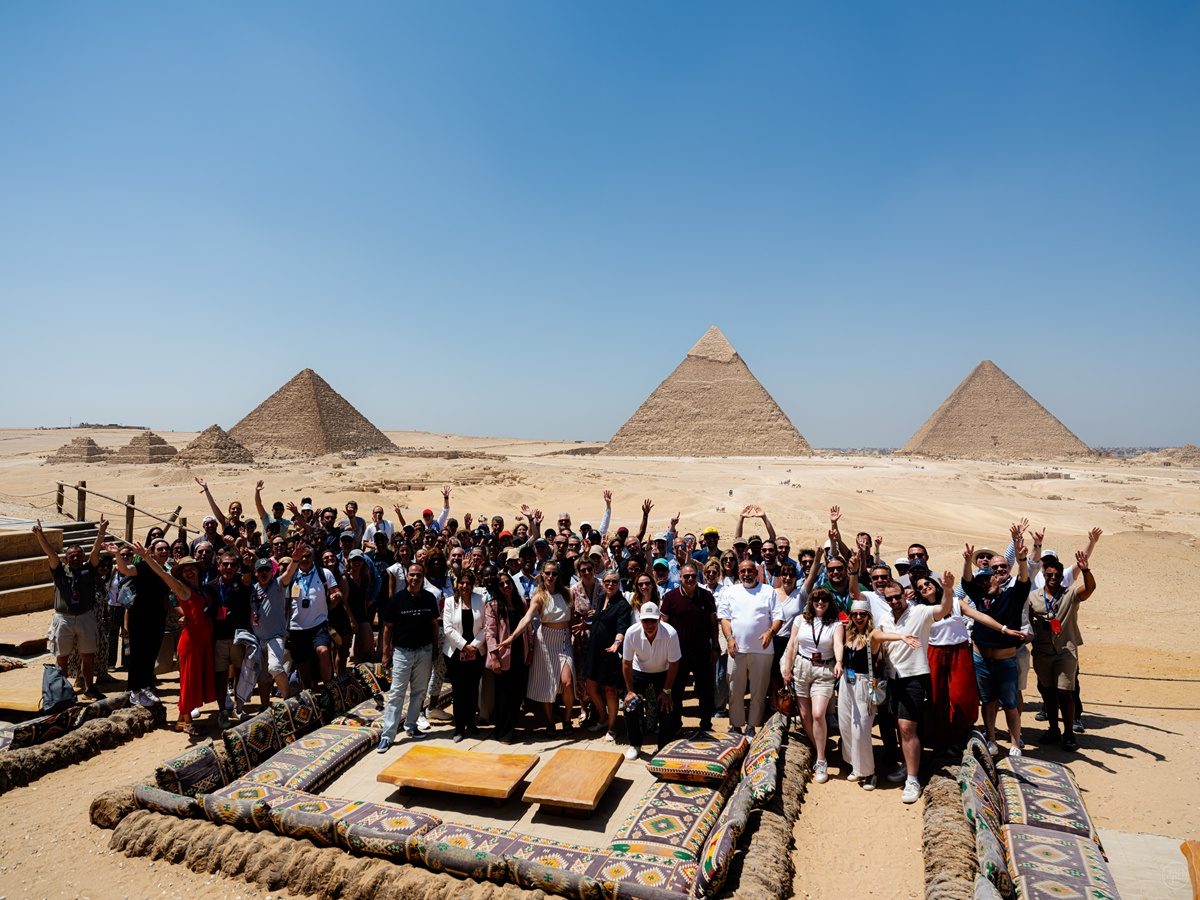 Les 130 dirigeants du tourisme réunis par le Forum des Pionniers devant les pyramides de Gizeh en Égypte