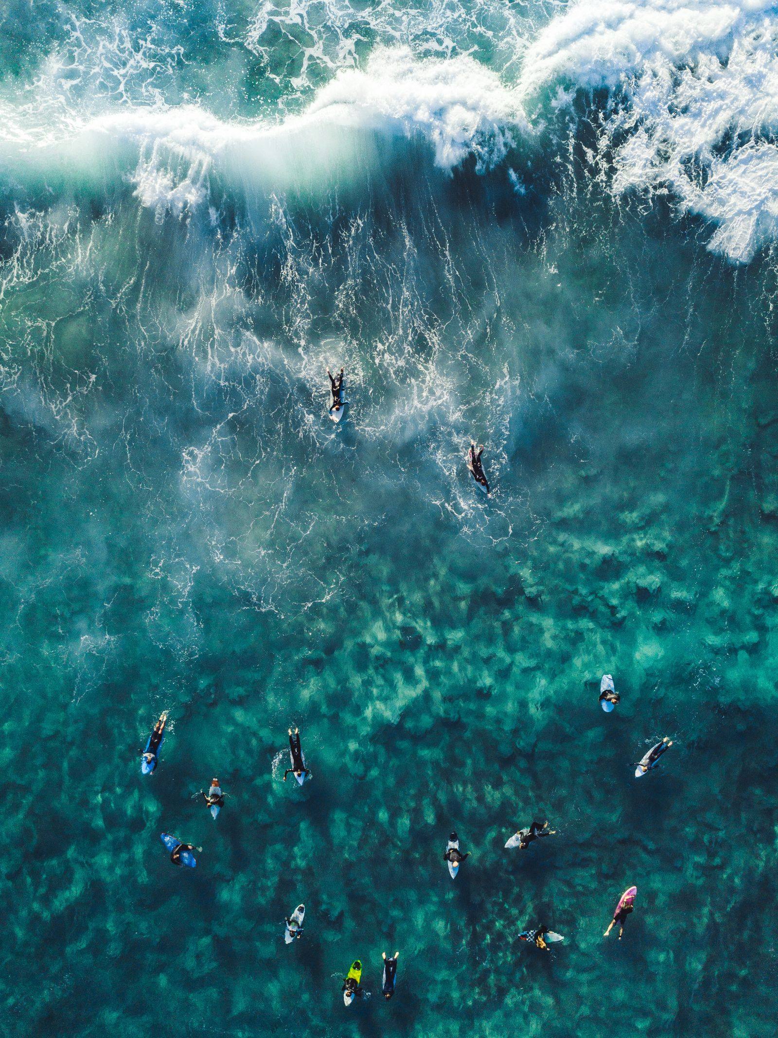 Prise de vue aérienne de surfeurs dans les vagues, univers photo et drone