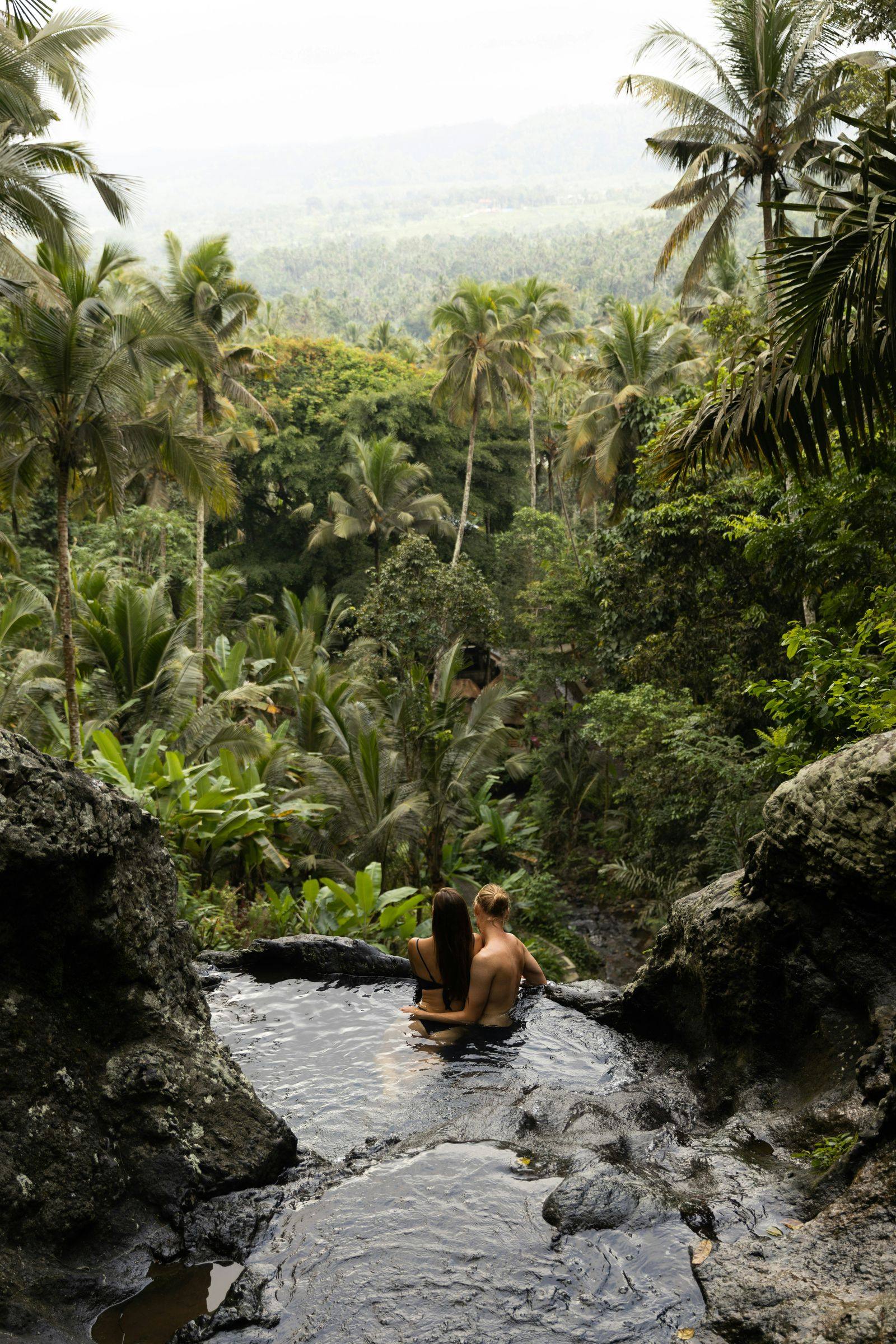 Rivière dans une forêt tropicale préservée, univers slow travel et tourisme responsable