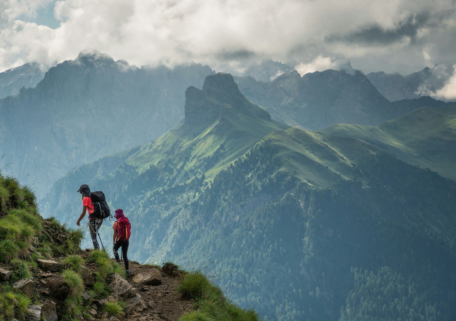 Randonneurs sur une crête de montagne, univers des créateurs aventure et outdoor