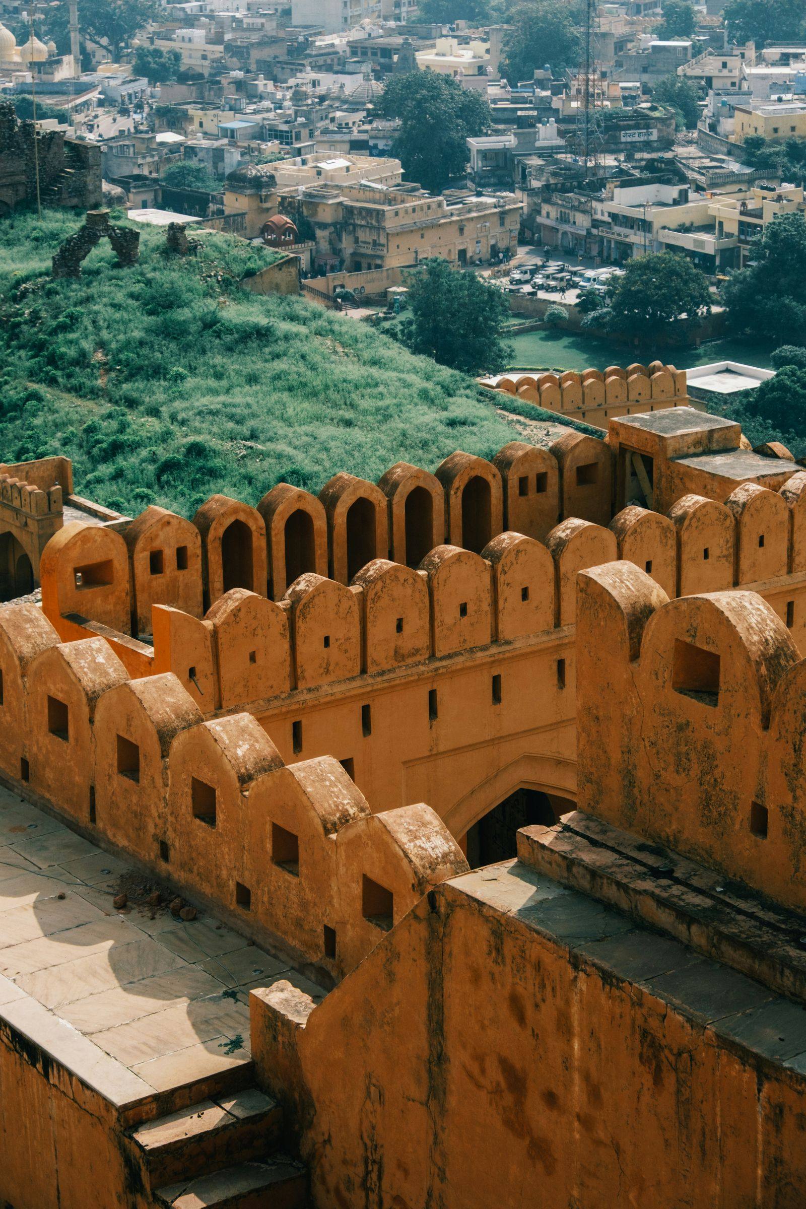 Remparts et toits d'une ville historique vus d'en haut, univers citybreak et voyage urbain
