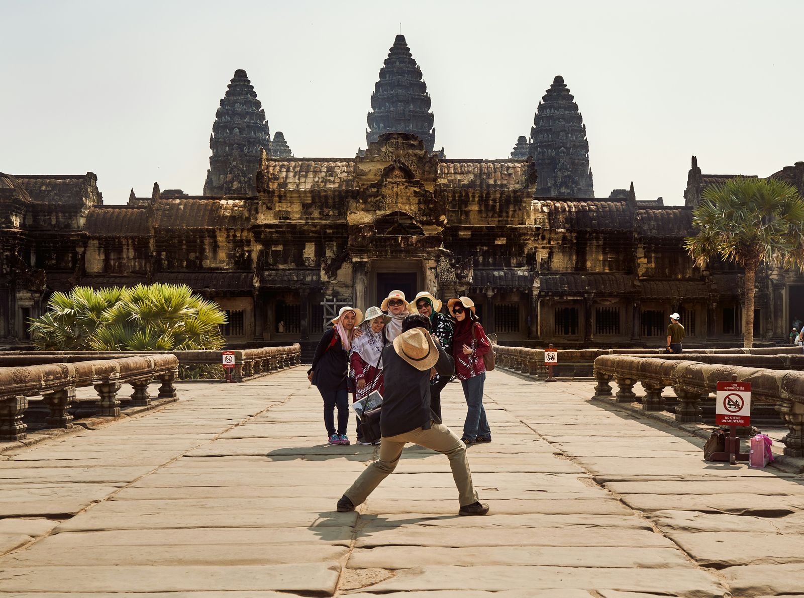 Groupe de voyageurs devant un temple d'Angkor, univers des créateurs voyage en famille