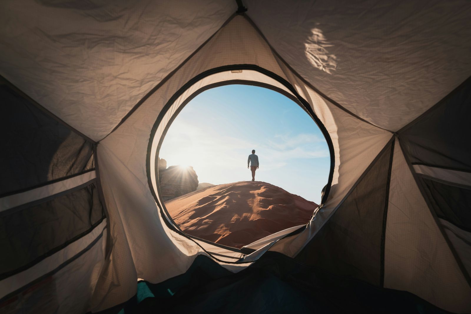 Vue sur le désert depuis une tente de camp de luxe, univers hôtellerie haut de gamme