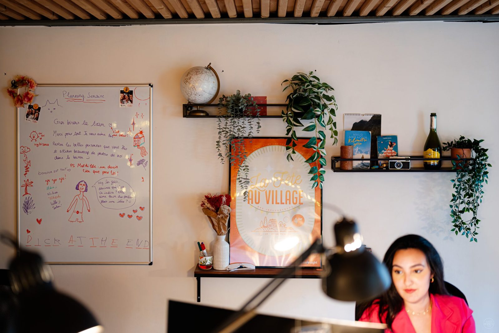 Planning des campagnes du Village des Influenceurs affiché dans les bureaux