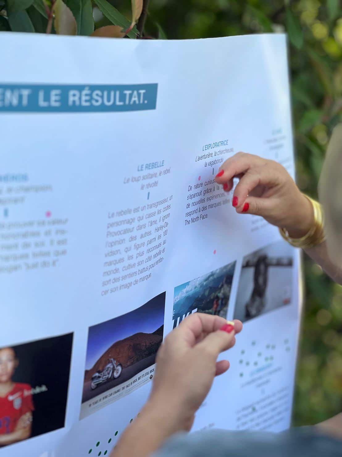 Lecture d'un brand book de destination touristique conçu par l'agence