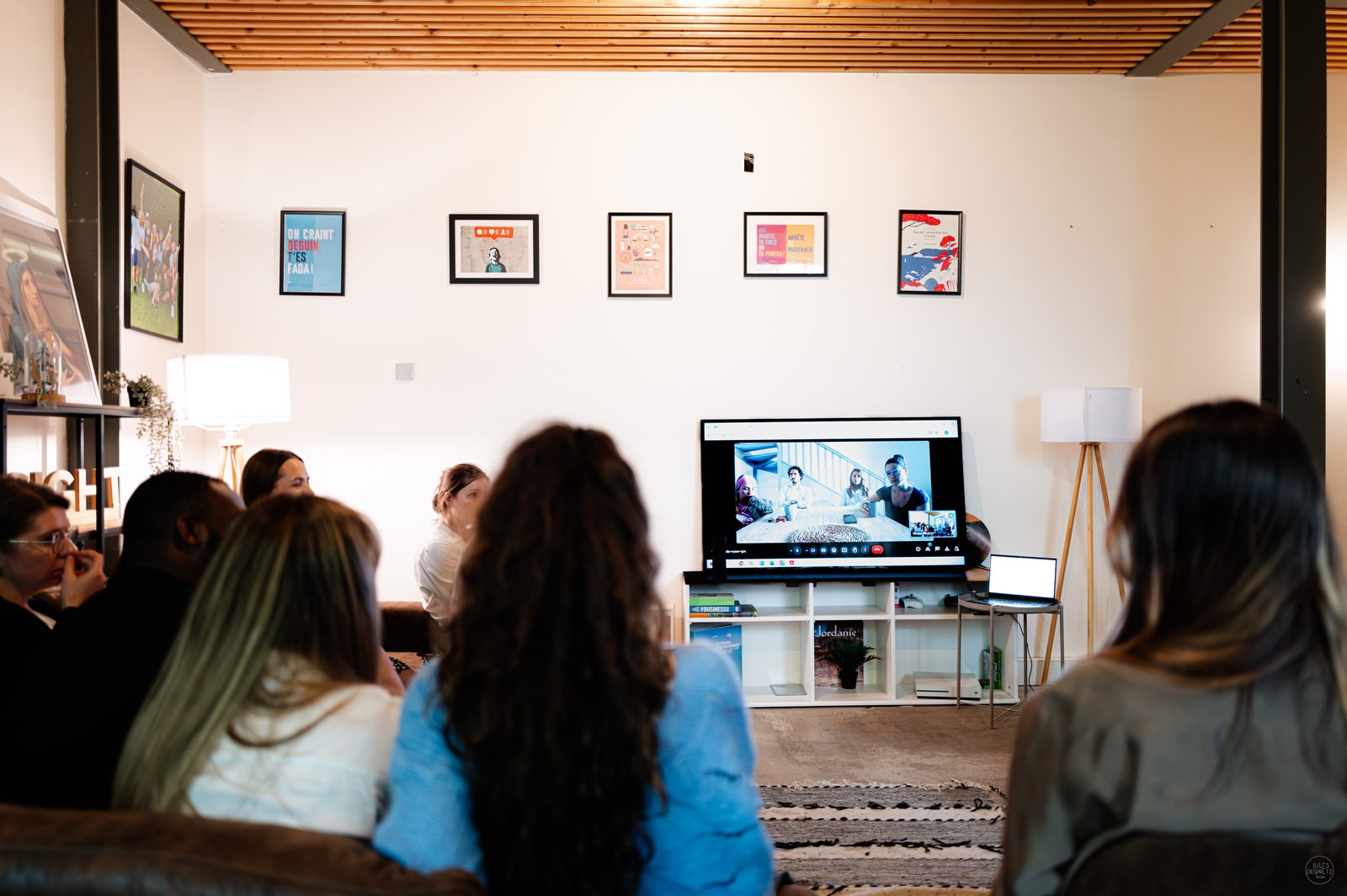 Présentation d'une stratégie de communication touristique devant l'équipe