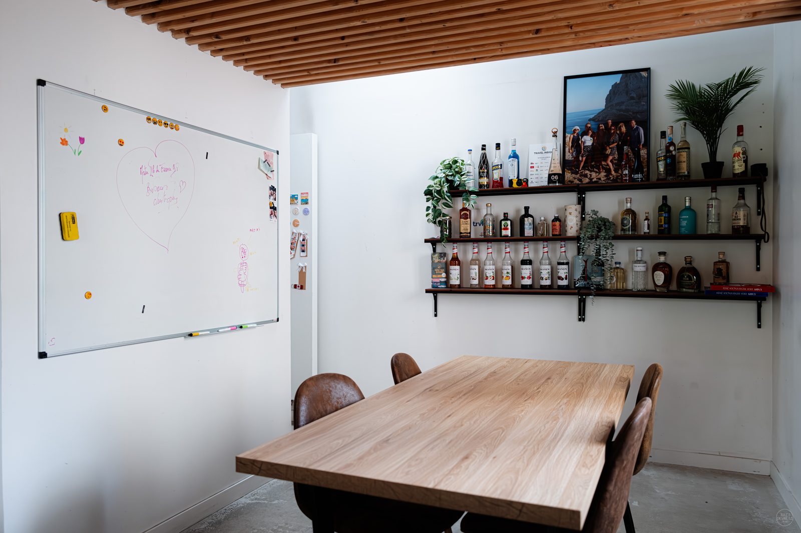 Salle de réunion de l'agence pendant un atelier de brainstorming