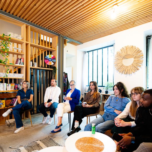 Réunion d'équipe de l'agence Travel-Insight dans le salon des bureaux