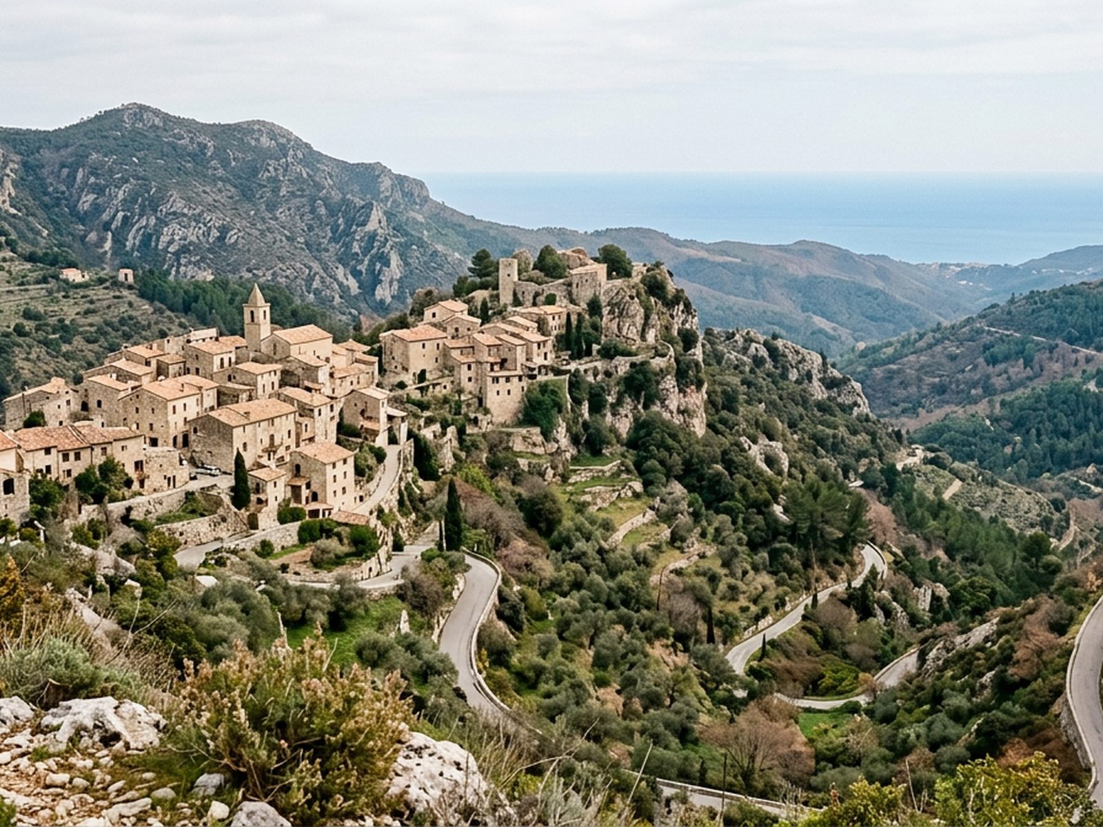 Alpes-Maritimes : arrière-pays niçois, village perché et Méditerranée au loin — illustration de la zone d'intervention de Travel-Insight