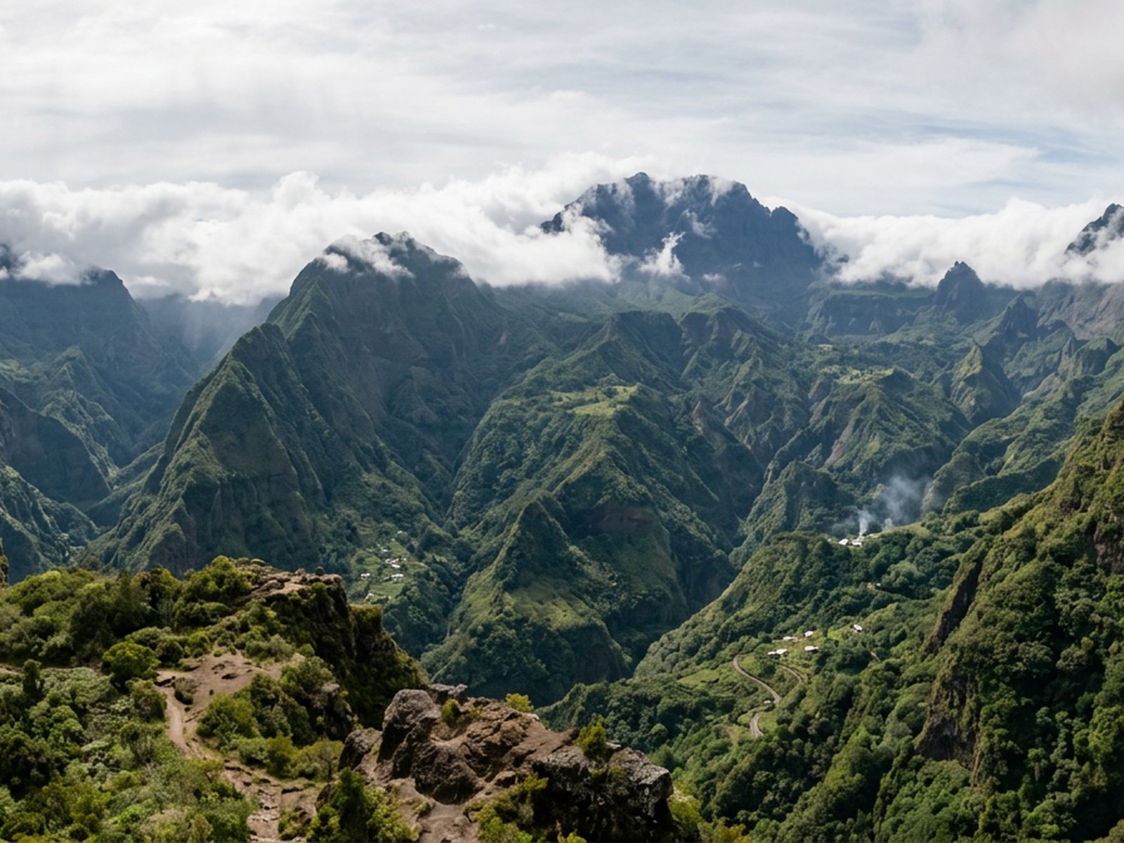 La Réunion : cirque volcanique réunionnais, remparts verdoyants et nuages bas — illustration de la zone d'intervention de Travel-Insight